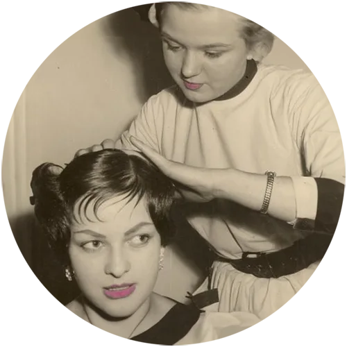 Frau frisiert eine andere Frau in den 50er