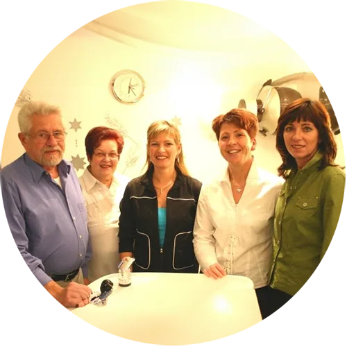 Gruppenaufnahme von mehreren Personen an einem Tisch