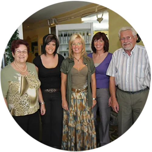 Gruppenaufnahme von mehreren Leuten im Friseurstudio