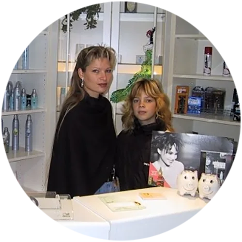 Maike und Selina stehen hinter dem Tresen